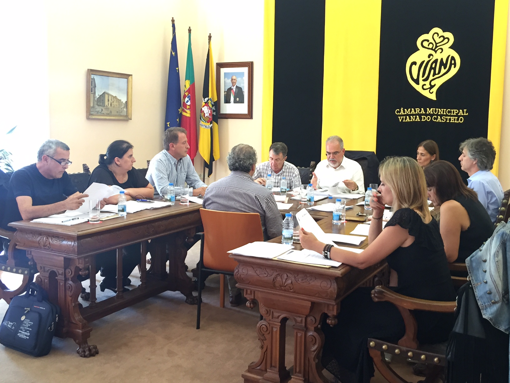 Estátua de homenagem aos bombeiros de Viana inaugurada em setembro na Abelheira