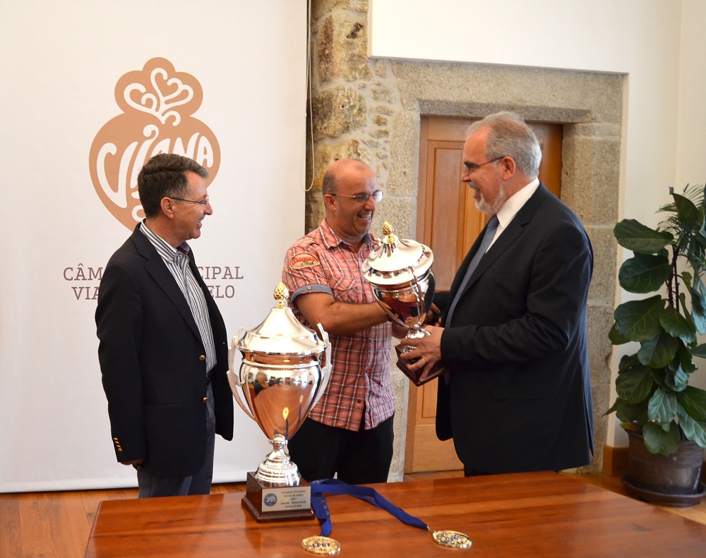 Bilharista Henrique Correia oferece taça de Campeão da Europa à Câmara de Viana