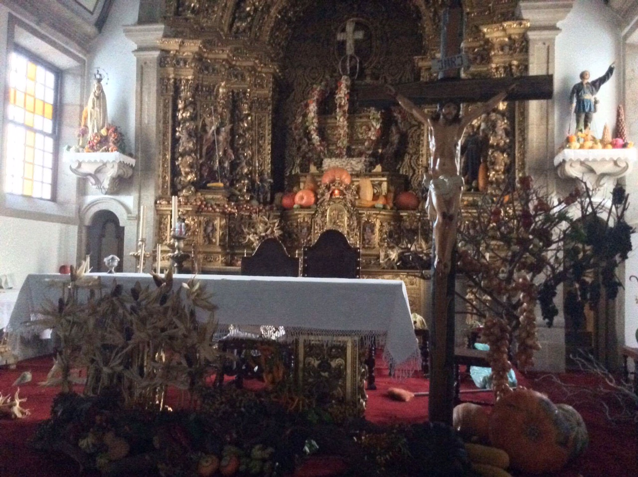 Alvarães ornamenta igreja para agradecer boas colheitas