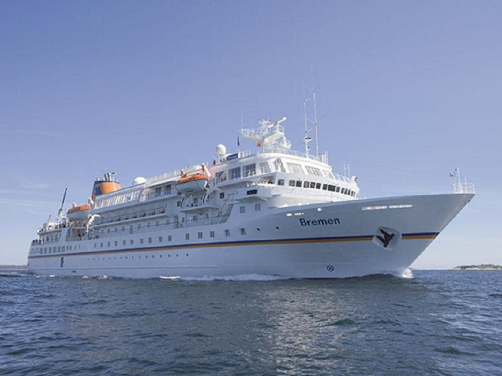 Paquete MS BREMEN com 144 passageiros faz escala em Viana