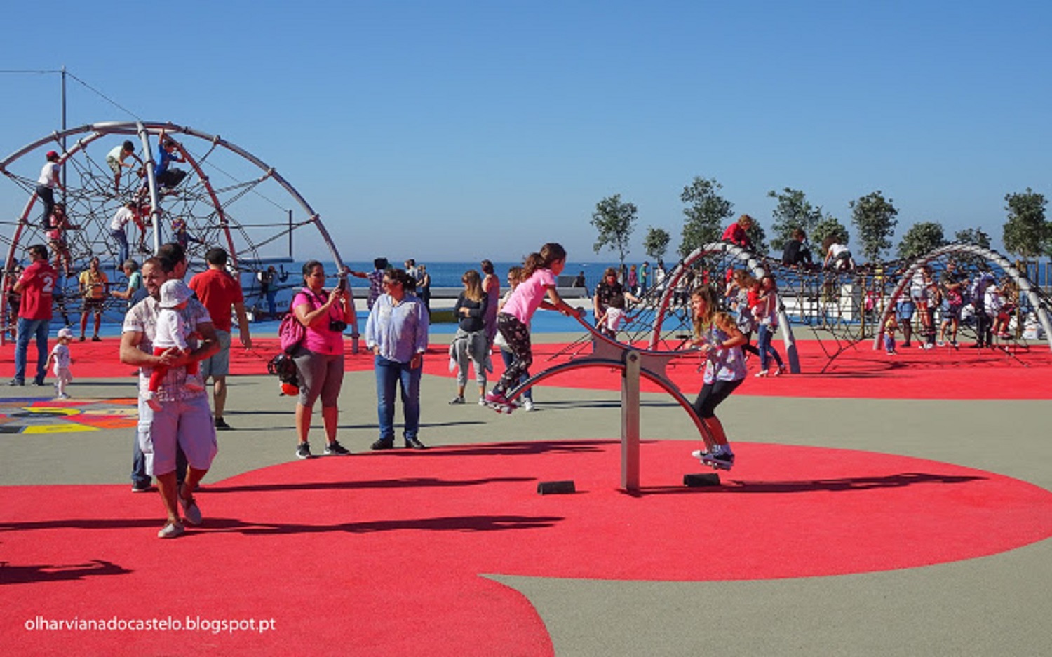 Dezenas de famílias na abertura do novo parque infantil da Praia Norte