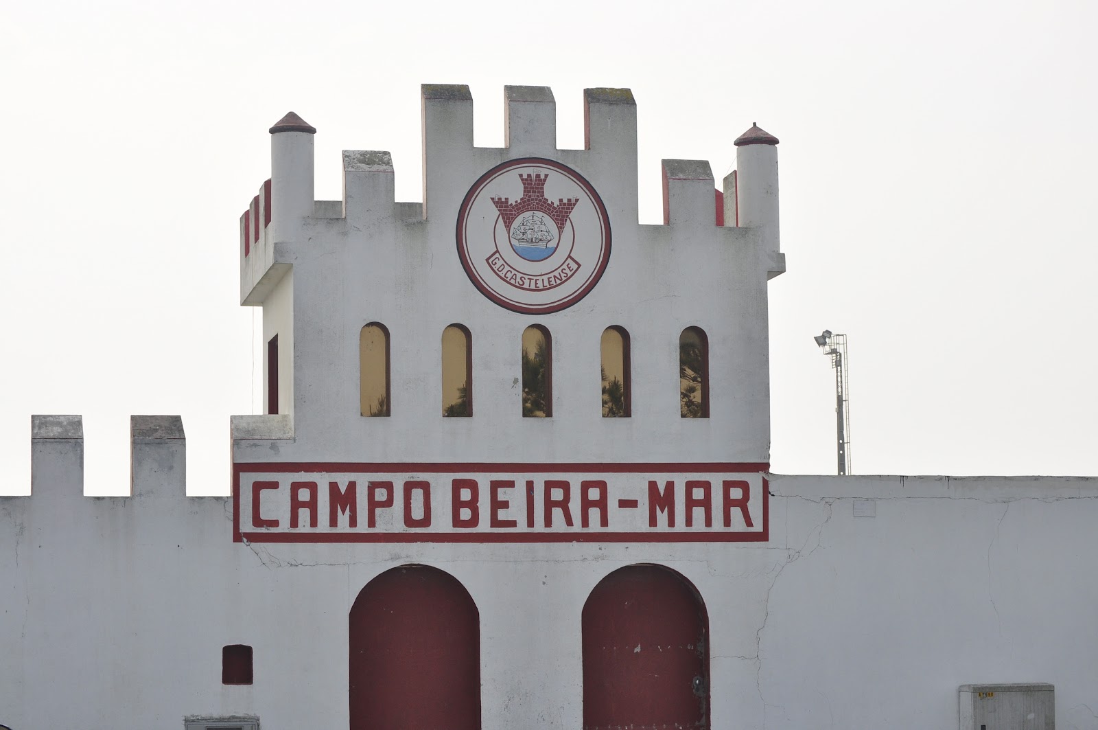 Bombeiros defendem “casa a casa” em Castelo de Neiva