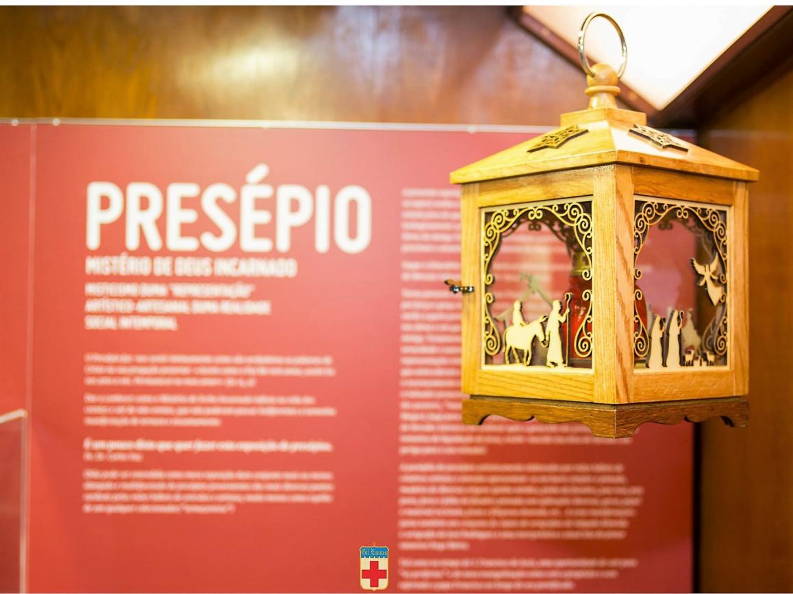 Bispo de Viana visita exposição de presépios no navio-museu Gil Eannes