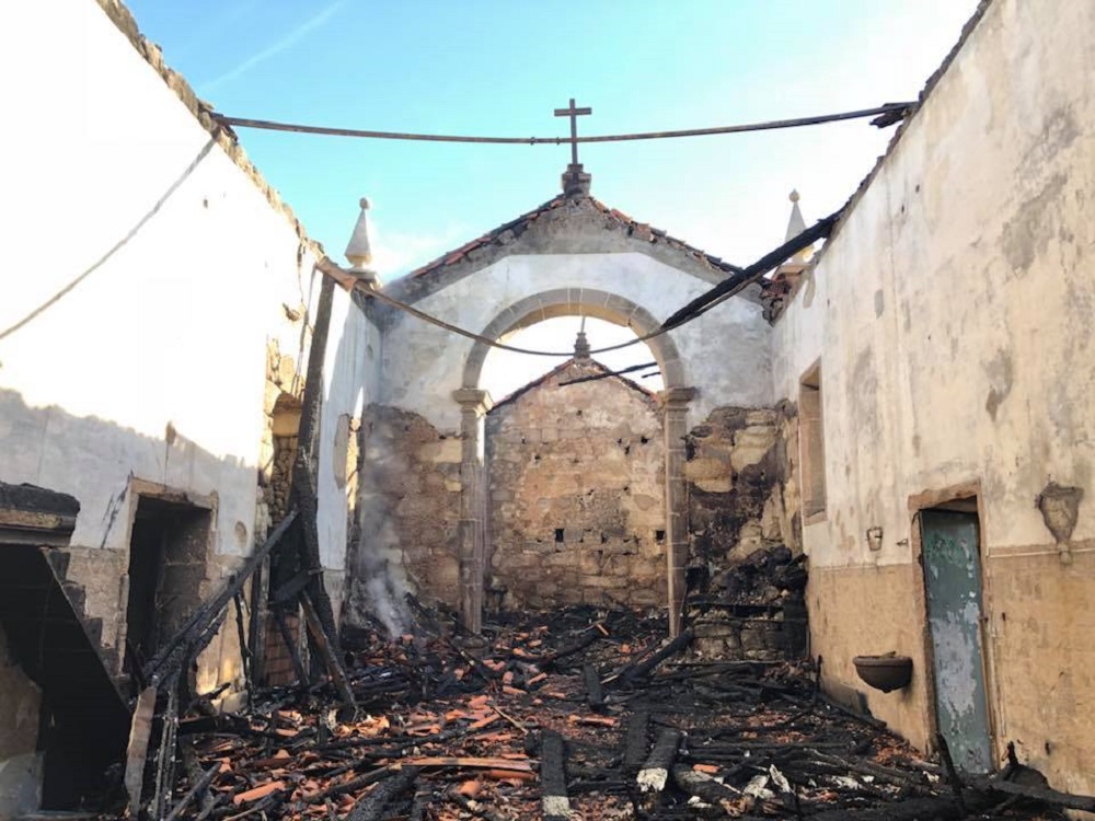 Caixa do Noroeste abre conta solidária com 5 mil euros para ajudar reconstrução de igreja de Lavradas
