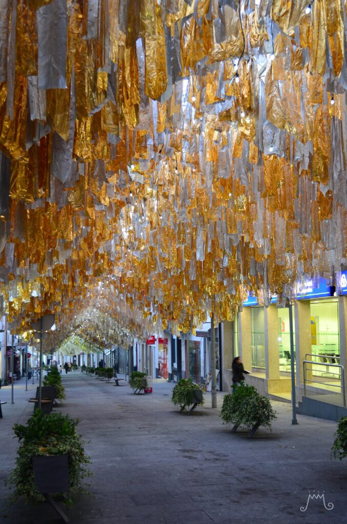 Rua de Paredes de Coura decorada com 50 kms de fita dourada para dar brilho e magia ao Natal
