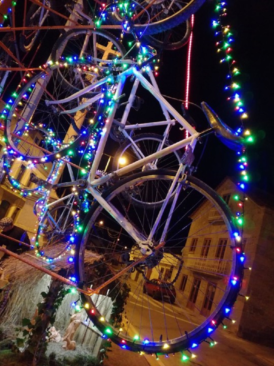 Alvarães tem árvore de Natal feita com bicicletas