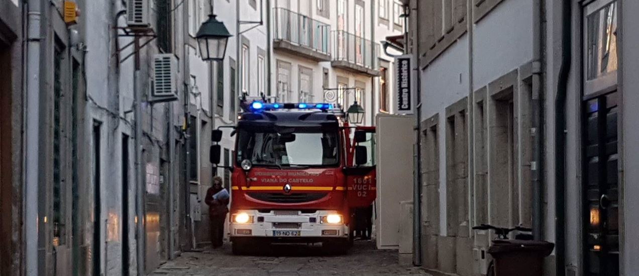 Curto circuito provoca incêndio em bar no centro histórico de Viana