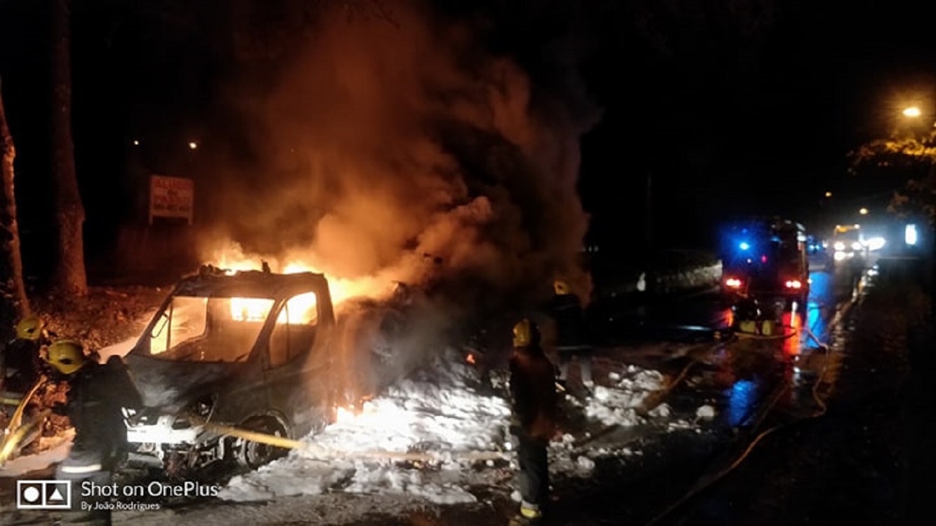 Fogo destrói camião que transportava velas para cemitério e corta trânsito na nacional 308 em Carvoeiro