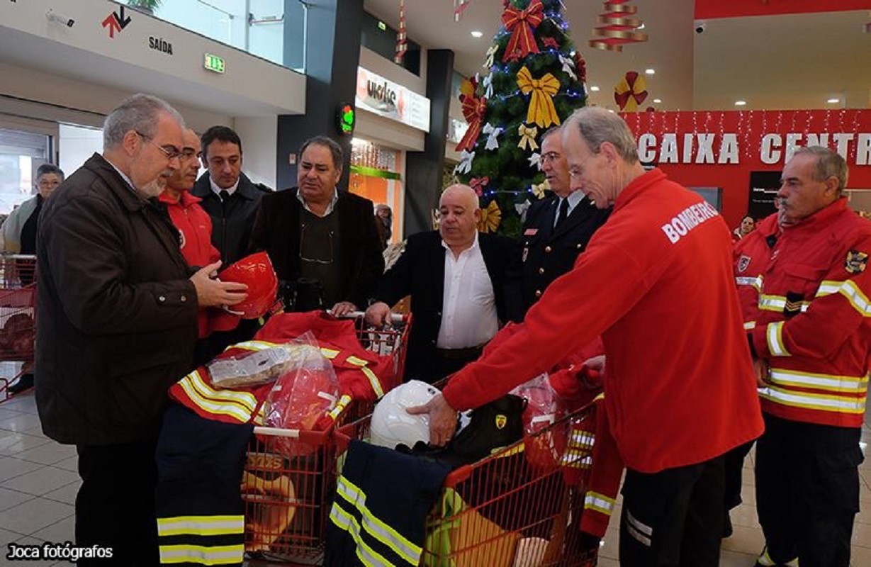 Empresário “exemplar” oferece 2.500 euros em equipamentos aos bombeiros voluntários de Viana