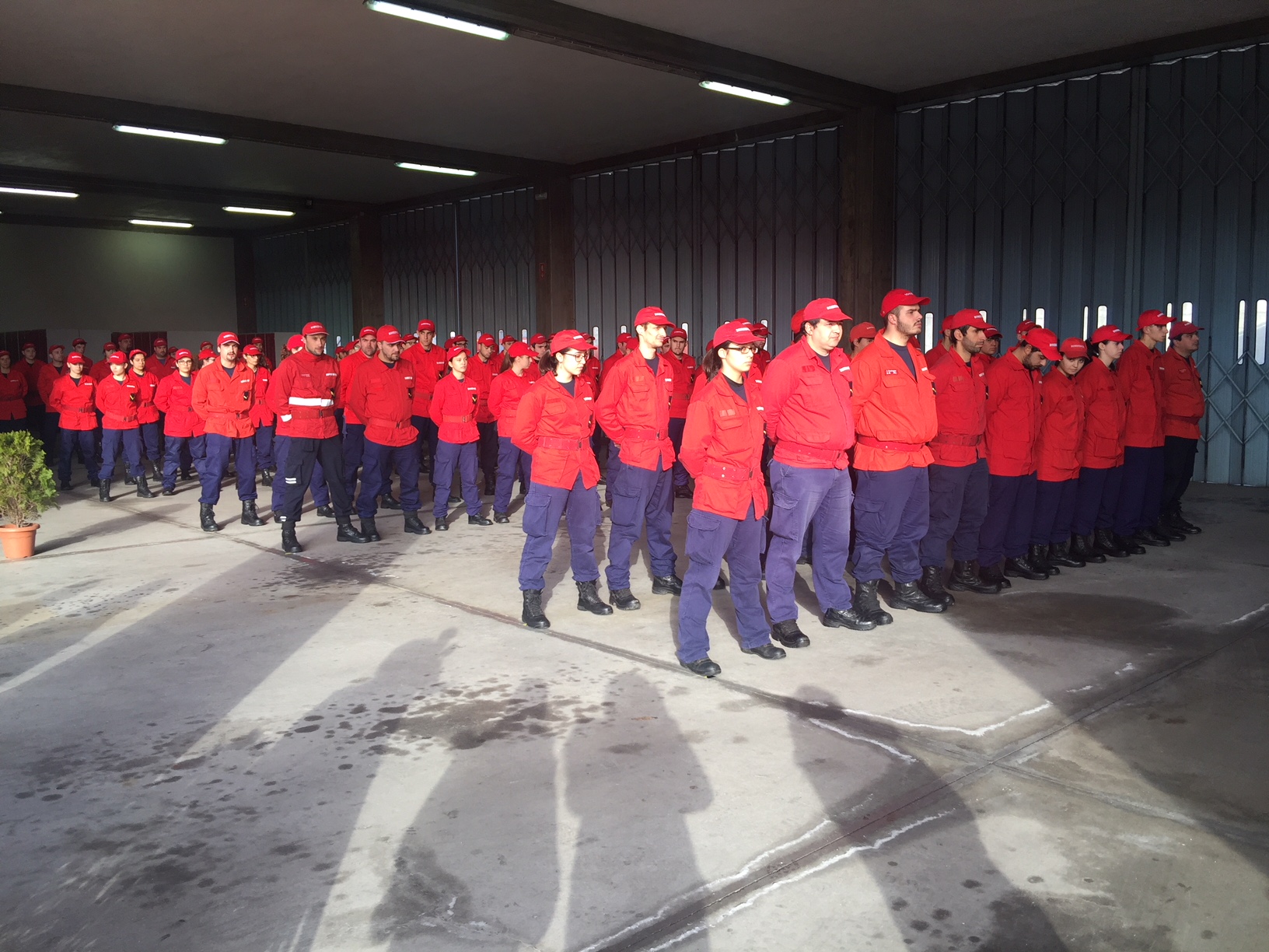 Cem recrutas começam formação na primeira escola distrital de bombeiros do país