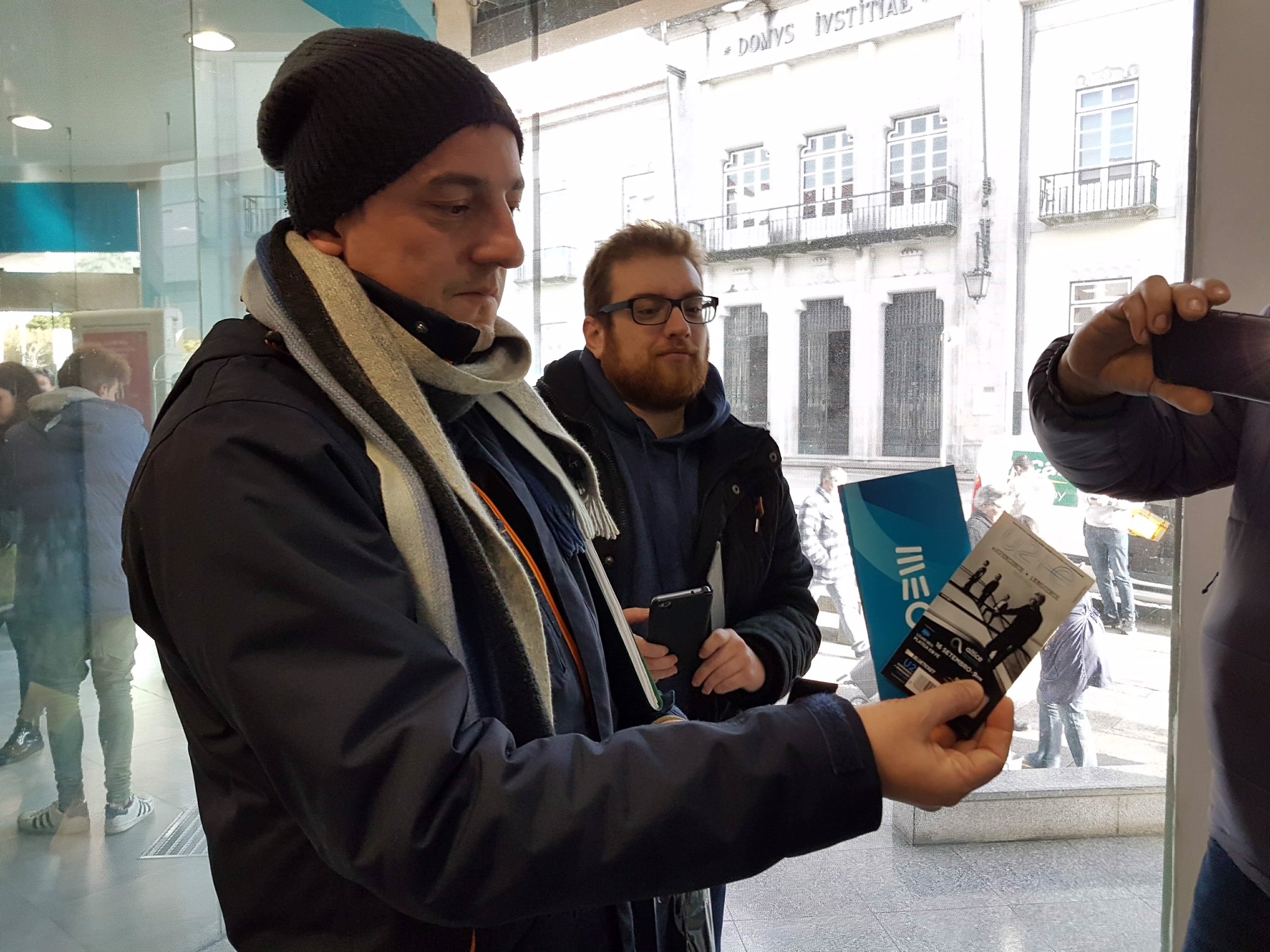 Mais de 78 horas de espera valeram bilhetes ao primeiro fã dos U2 a chegar a loja da Meo Viana