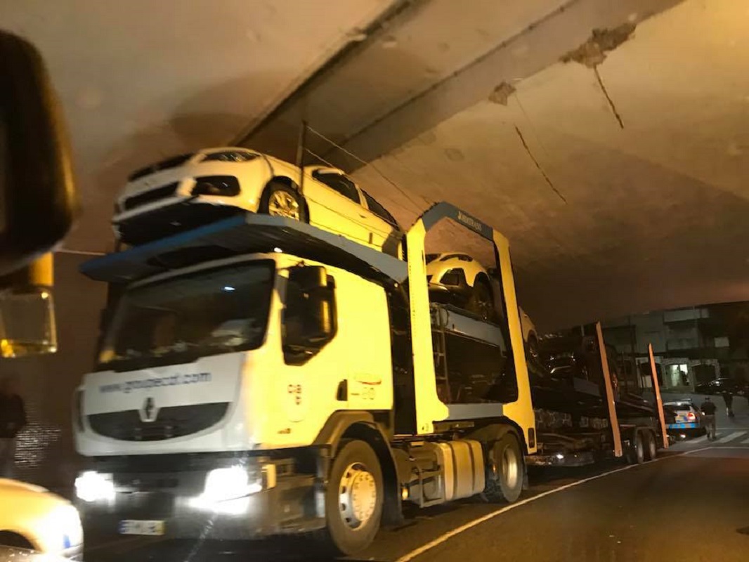 Camião de transporte de veículos fica “entalado” na ponte seca de Viana