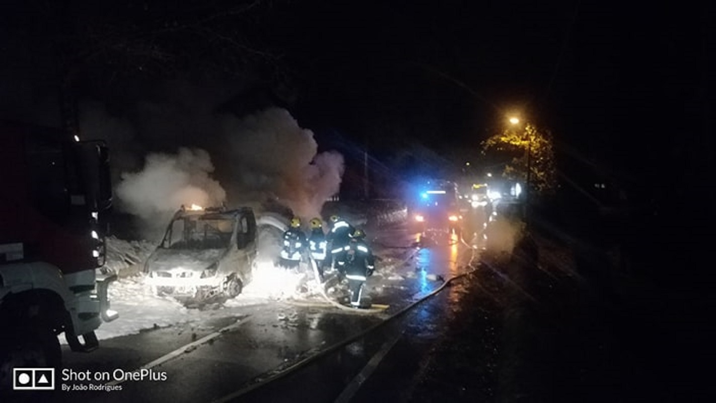 Circulação retomada em Carvoeiro após conclusão de limpeza da estrada nacional 308