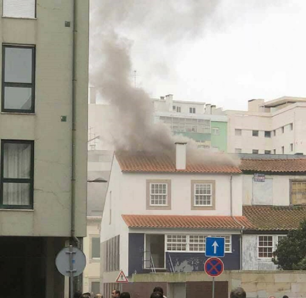 Incêndio em recuperador de casa do centro histórico de Viana faz dois desalojados