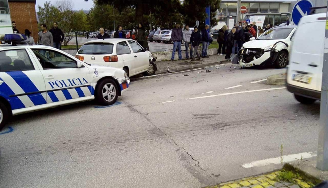 Fuga à polícia acaba em colisão em Darque