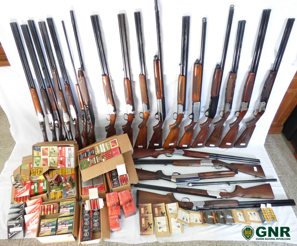 GNR apreende 23 armas, duas facas e mais de 14 mil munições no Alto Minho