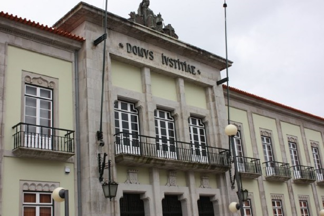 Engenheiro acusado de tentar matar a mãe à facada começa a ser julgado em março, em Viana