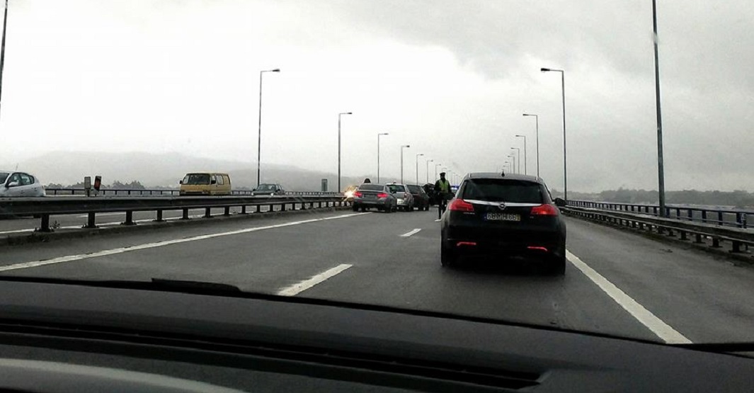 Colisão envolve seis viaturas na ponte nova de Viana