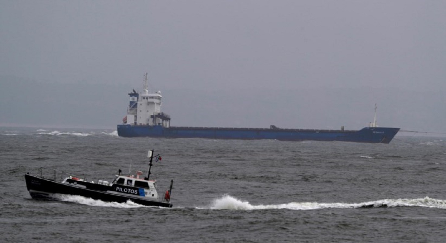 Navio que encalhou em Lisboa deu entrada hoje nos estaleiros de Viana para a avaliação