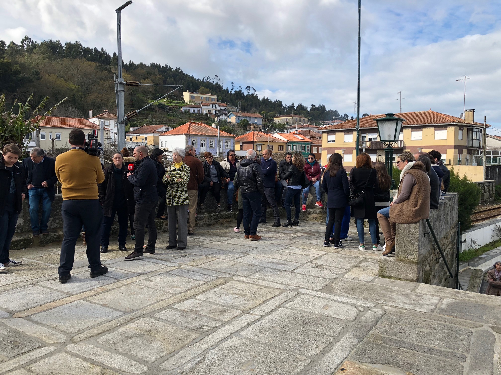 Cerca de 40 paroquianos em manifestação contra padre de Darque