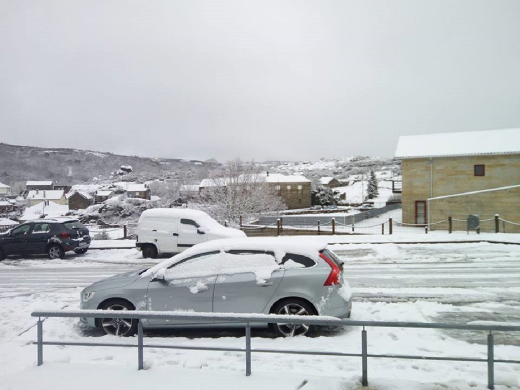 Queda de neve corta uma estrada municipal e condiciona acessos entre aldeias de Arcos de Valdevez e Melgaço