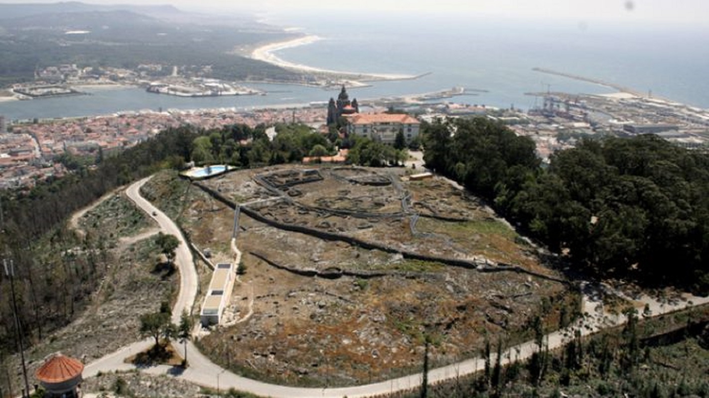 Citânia de Santa Luzia no portal  Arqueozine como um dos sete sítios arqueológicos a visitar nas férias