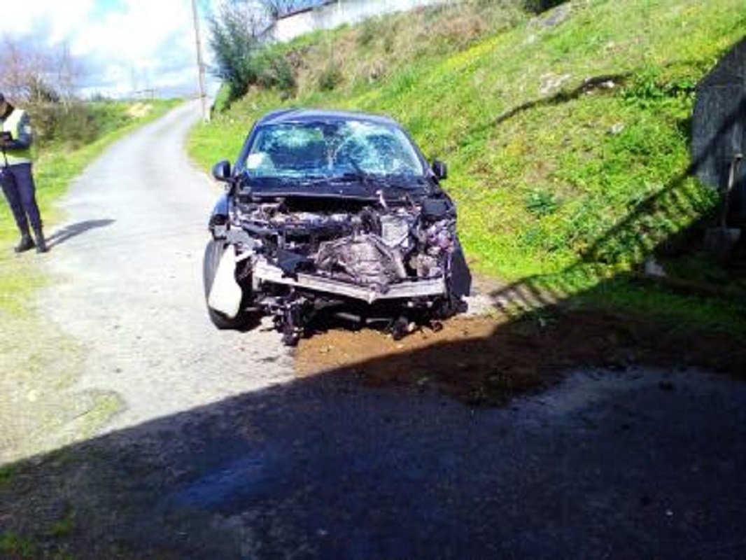 Despiste aparatoso com queda de carro de uma altura de 6 metros faz dois feridos ligeiros em Valença