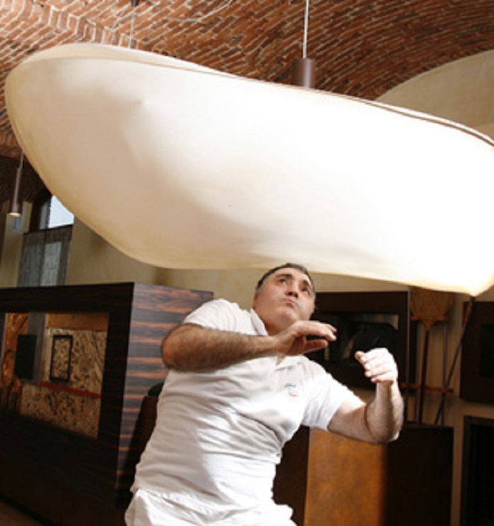 Noite italiana com tricampeão de pizza acrobática assinala 36 anos de 1ª pizzaria de Viana