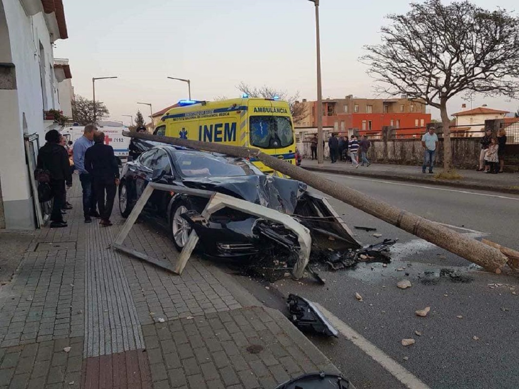 Carro arranca poste de electricidade e ocupantes sofrem apenas ferimentos ligeiros