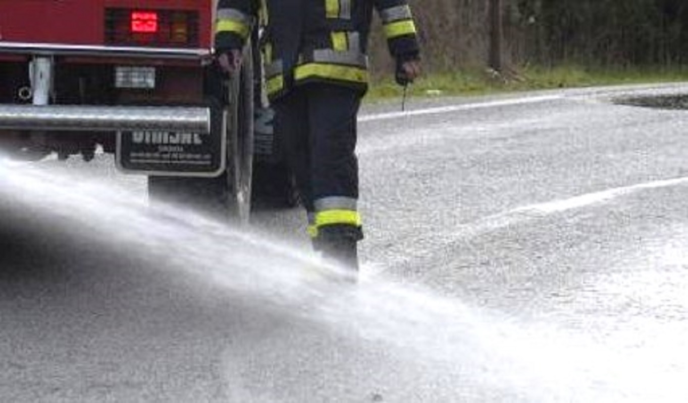 Autocarro de transporte escolar derrama gasóleo em mais de 20 kms de estradas de Arcos de Valdevez