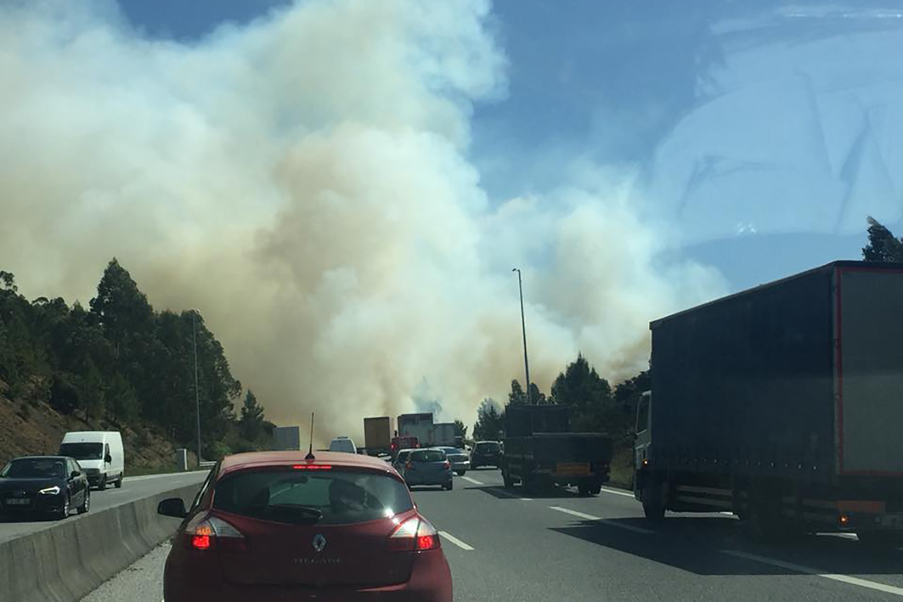 Fogo em Argela corta trânsito na A28