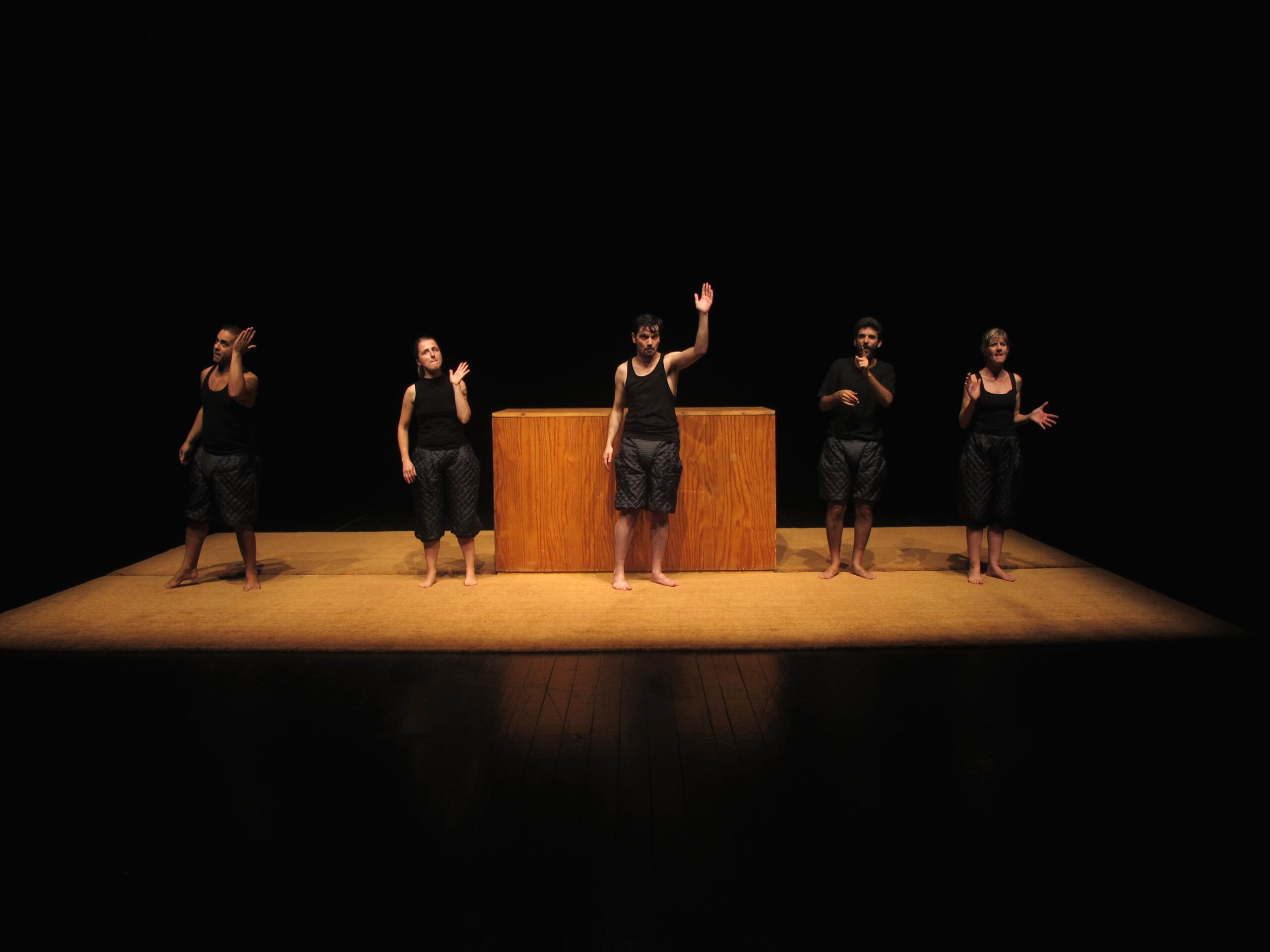 Auto dos Físicos abre programação de abril no teatro Sá de Miranda