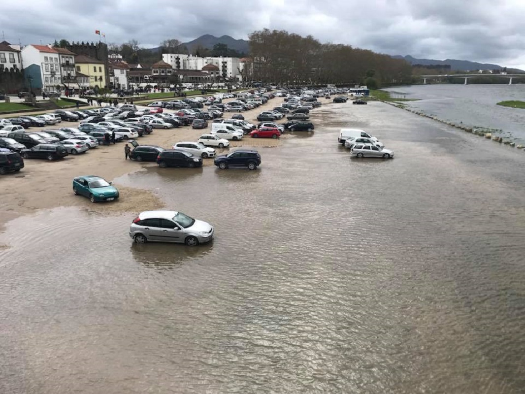 Rio Lima invadiu areal de estacionamento em Ponte de Lima