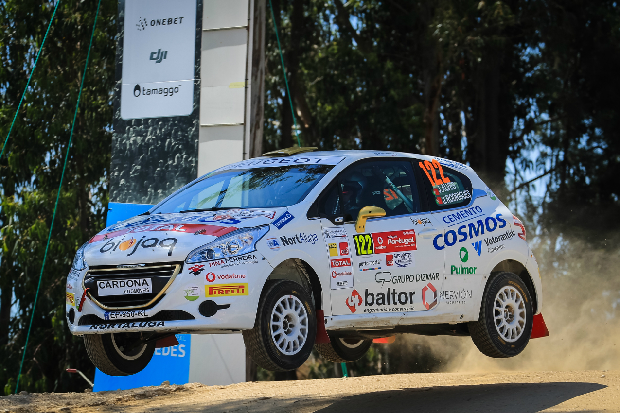 O piloto vianense João Alves estreou-se no Rally de Portugal e em pisos de terra