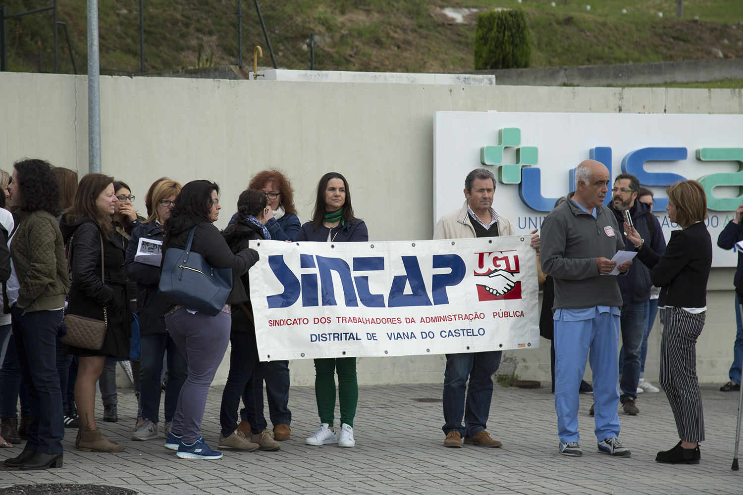 Mais de meia centena de trabalhadores da saúde de Viana exigem fim da precariedade