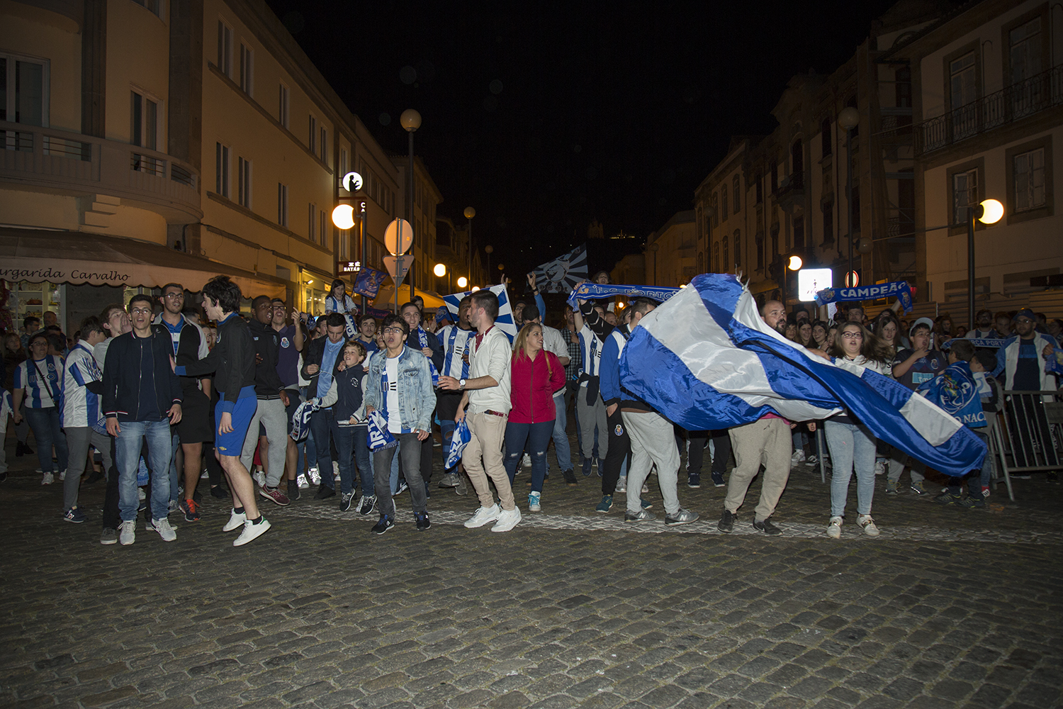 Cerca de 400 adeptos do Porto fecham avenida dos Combatentes para festejar conquista do título
