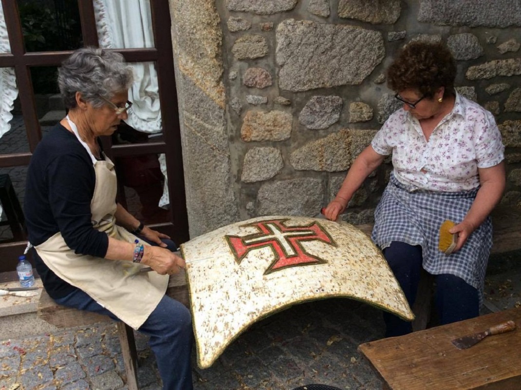 Esculturas com cerca de 50 mil flores vão nascer em três praças de Viana