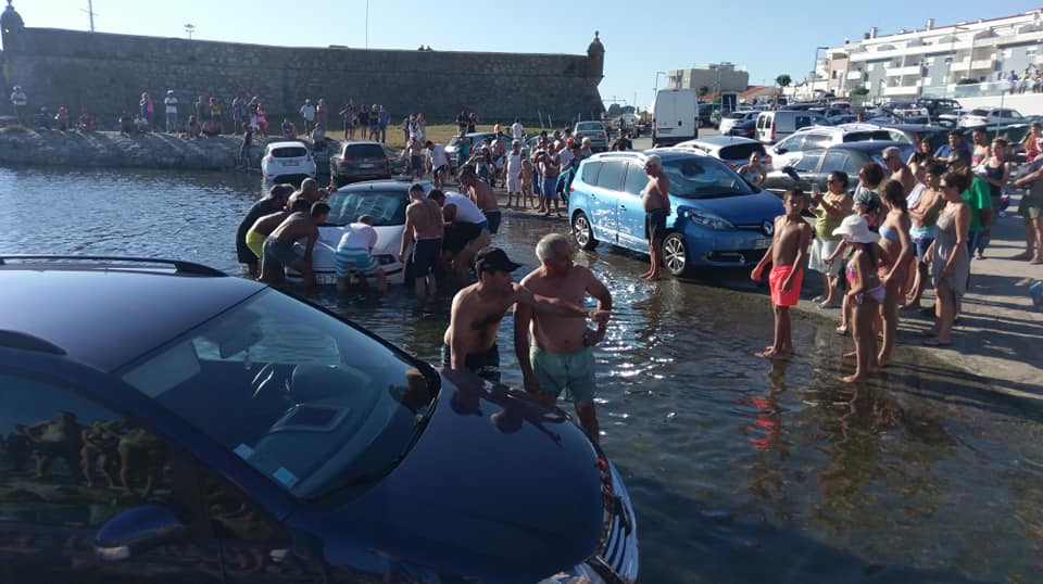 Cinco carros estacionados em zona proibida de Vila Praia de Âncora alagados pelo mar