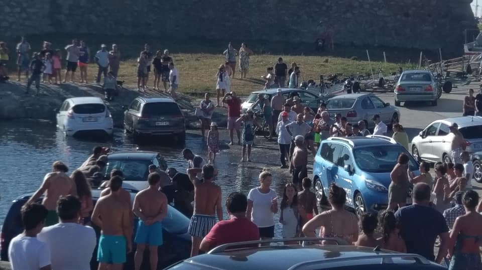 Cinco carros estacionados em zona proibida de Vila Praia de Âncora alagados pelo mar