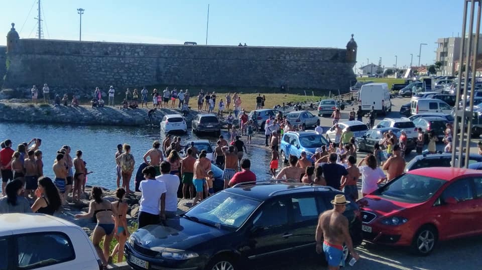Cinco carros estacionados em zona proibida de Vila Praia de Âncora alagados pelo mar