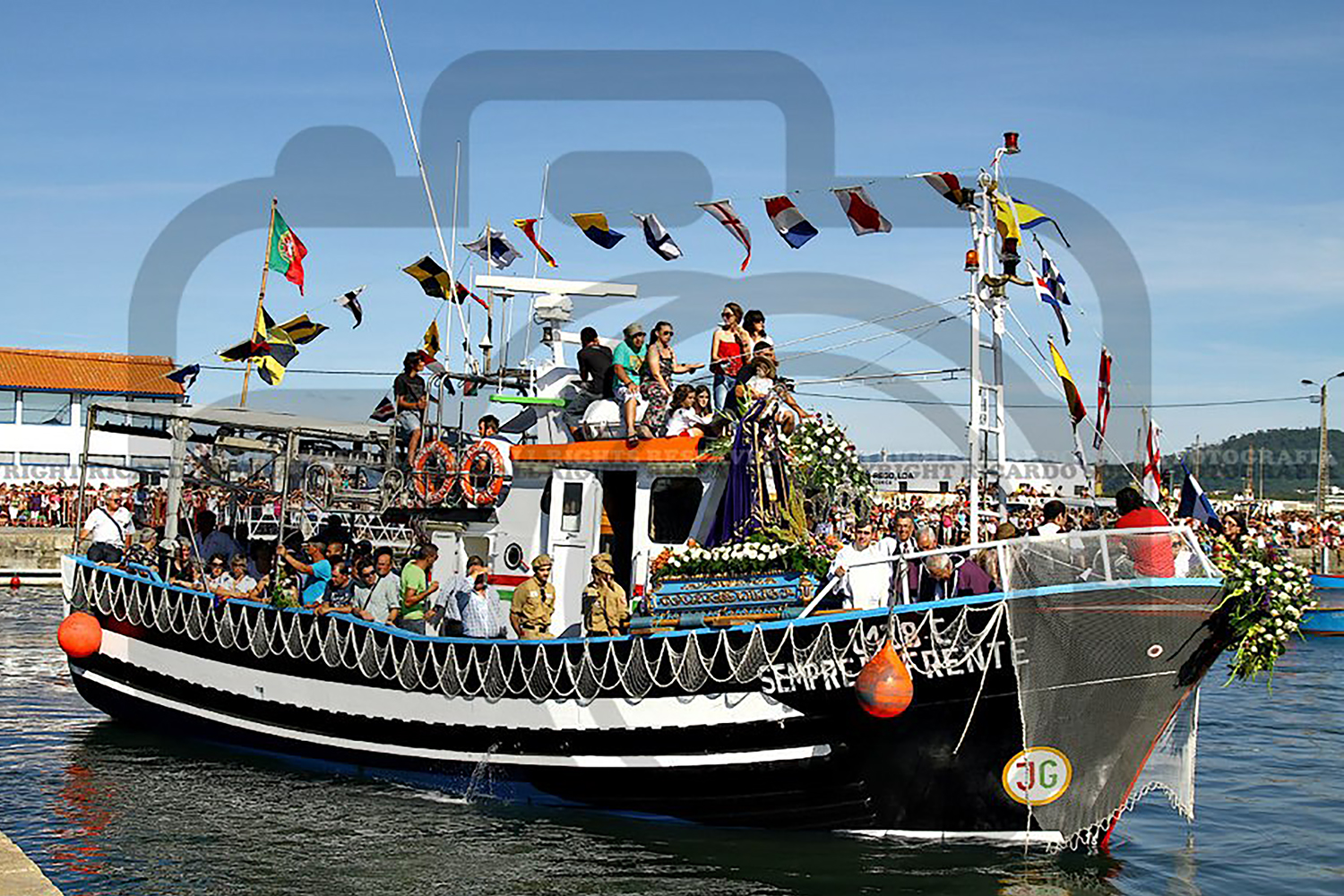 Andor de Nossa Senhora da Agonia vai ao mar no Sempre em Frente