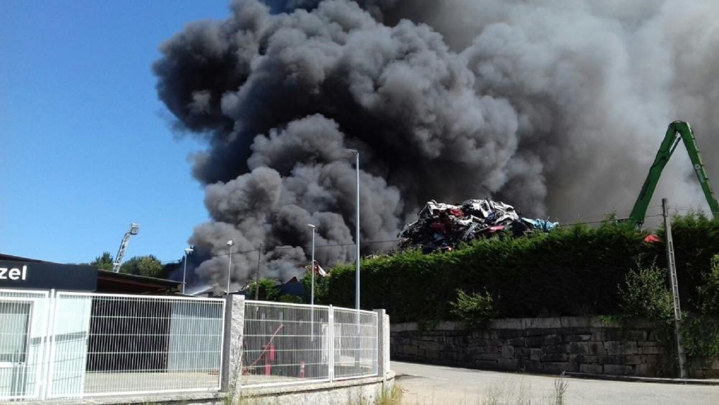 Bombeiros de Valença ajudam a combater fogo em zona industrial de Porriño