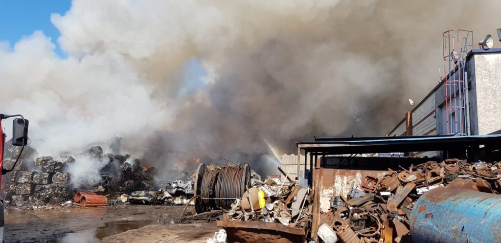 Incêndio em zona industrial da Galiza está circunscrito à fábrica onde começou