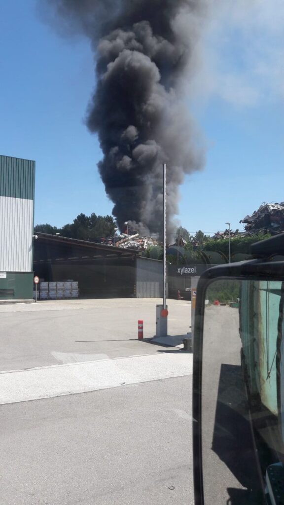 Incêndio em zona industrial da Galiza está circunscrito à fábrica onde começou