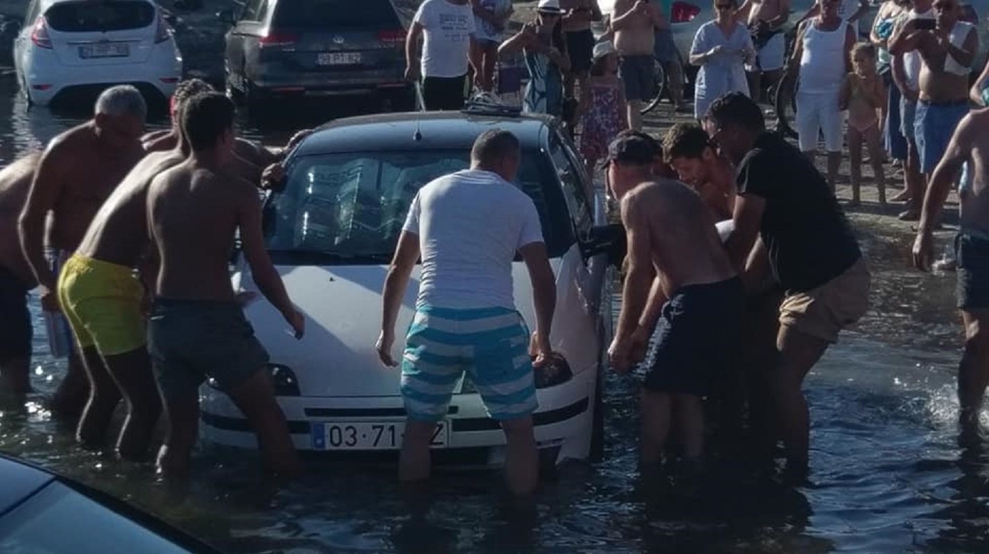 Cinco carros estacionados em zona proibida de Vila Praia de Âncora alagados pelo mar