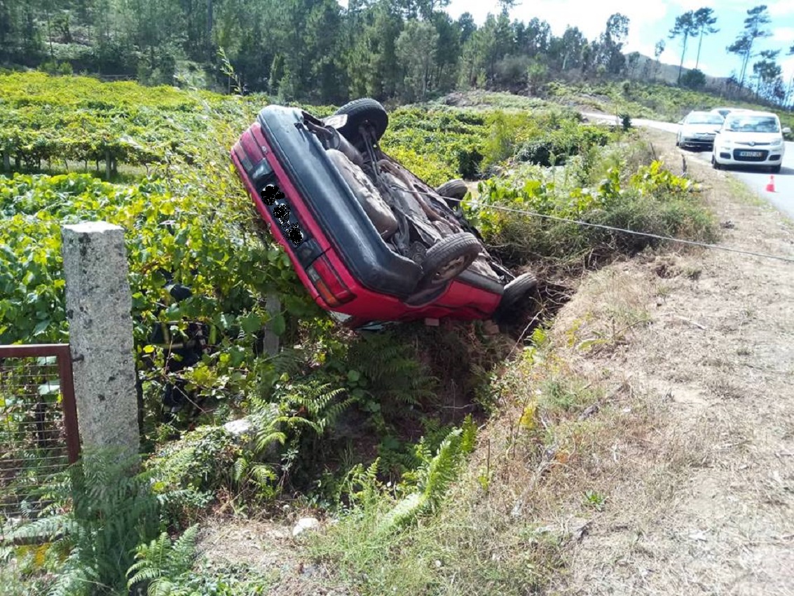Homem fica encarcerado após despiste em Valença