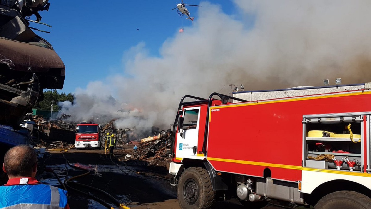 Incêndio em zona industrial da Galiza está circunscrito à fábrica onde começou