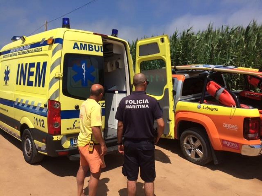 Nadador-salvador resgata banhista na praia de Moledo