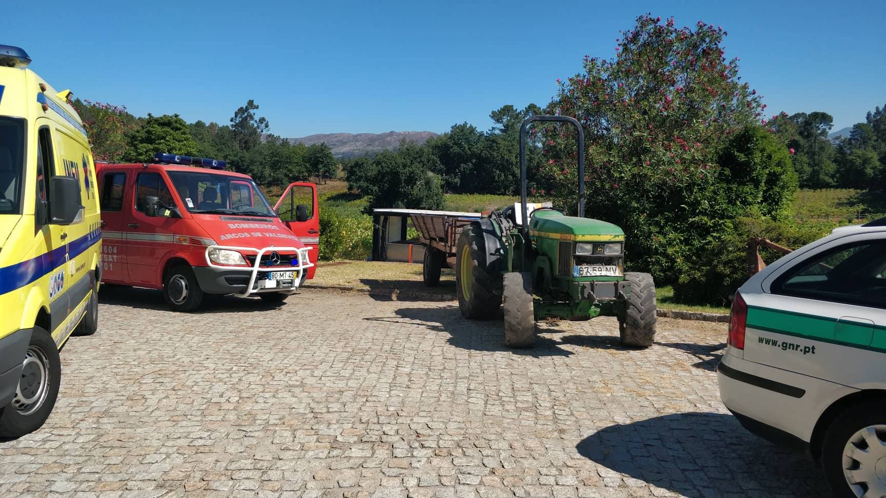 Dois feridos em acidente com trator durante vindimas em Arcos de Valdevez