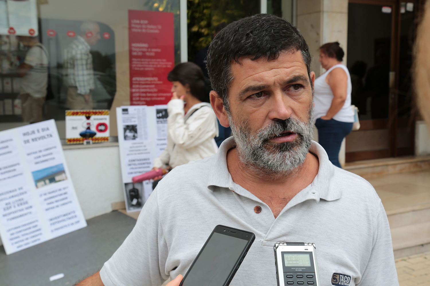 Empresário de Viana acorrenta-se em frente à EDP para exigir pagamento de excedentes de energia
